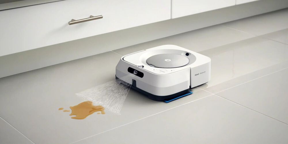 Ein m6 Roomba reinigt Fl&uuml;ssigkeit von einem Boden